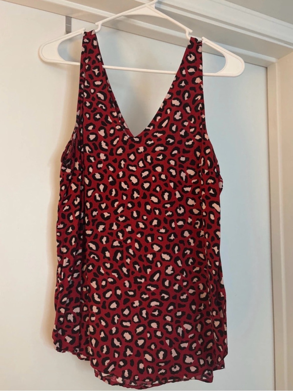 Womenโs Red Leopard Print V-Neck Tank Top